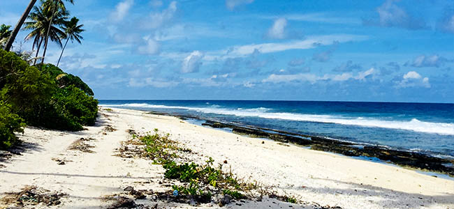 Farniente sur une plage de Huahine