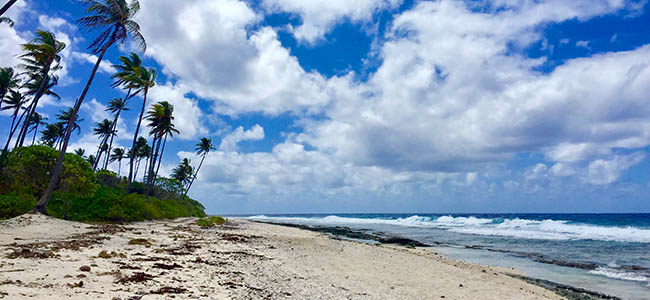 Plage déserte de Huahine